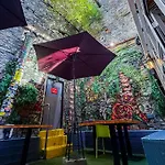 Abbey Court Hostal *